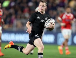 El medio scrum de los All Blacks, Brad Webb, llama la atención de los Chiefs con su actuación estelar