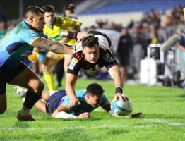 Christian Lio-Willie completa un brillante intento de equipo en el choque de Crusaders con Moana Pasifika
