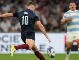 La clase magistral de George Ford para salvar goles ayuda a una Inglaterra de 14 hombres a vencer a la deprimente Argentina