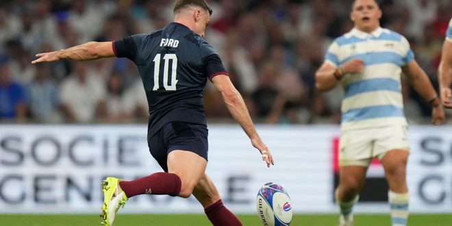 La clase magistral de George Ford para salvar goles ayuda a una Inglaterra de 14 hombres a vencer a la deprimente Argentina